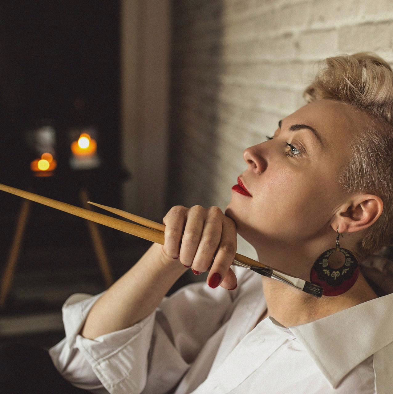 Alena Martsyanava holding a paintbrush